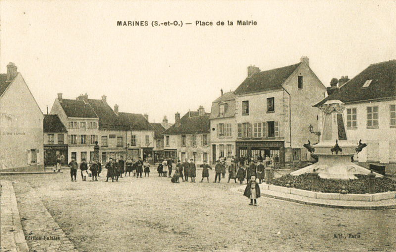 Photo ancienne de la place de l'hôtel de ville avec le mémorial Peyron