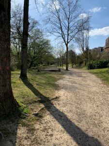 Sentier de promenade la coulée verte à Marines