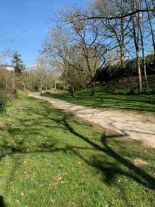 Sentier de promenade la coulée verte à Marines