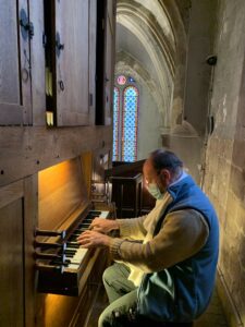Organiste en train de jouer sur l'orgue Saint Rémi
