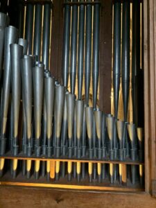 Tuyaux de l'orgue Saint Rémi de Marines