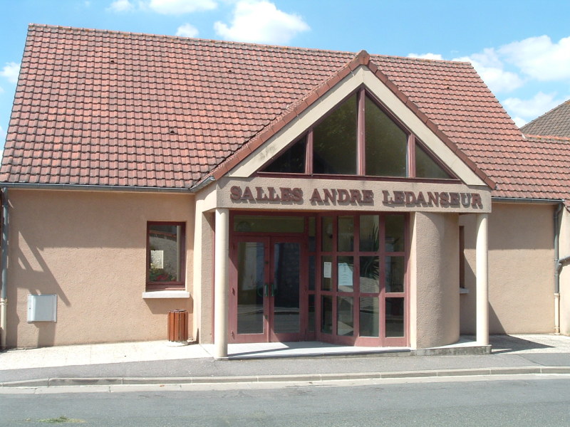 Bâtiment servant de salle des fêtes à la ville de Marines dans le Val-d'Oise