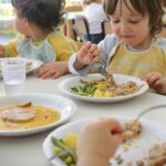 enfants mangeant à la cantine